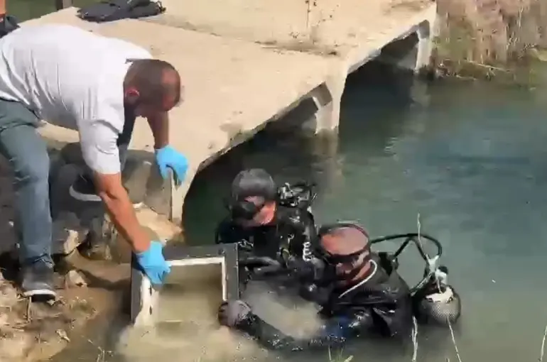 Evden çaldıkları çelik kasaları dereye attılar, altınları motosiklet koltuğuna sakladılar
