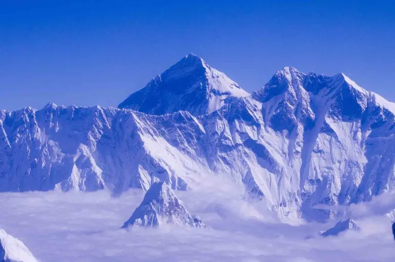 Everest’te kurtarılmayı bekleyen 200 dağcı tahliye edildi
