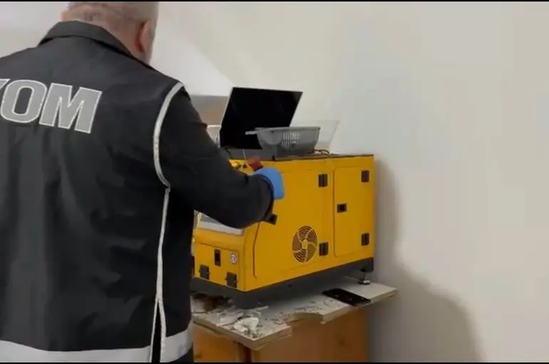Evin odalarını sigara imalathanesine çevirmişler
