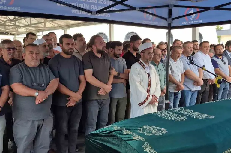Evinde baygın bulunan çocuk son yolculuğuna uğurlandı
