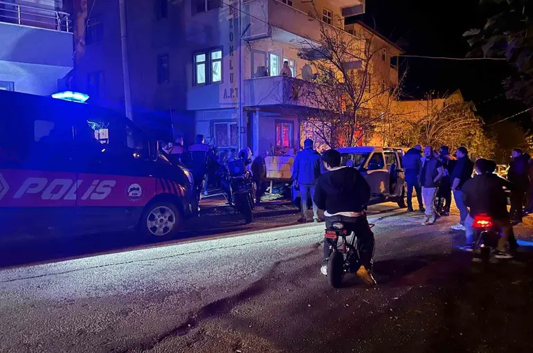 Evinde havaya ateş açan şahıs mahalleyi ayağa kaldırdı
