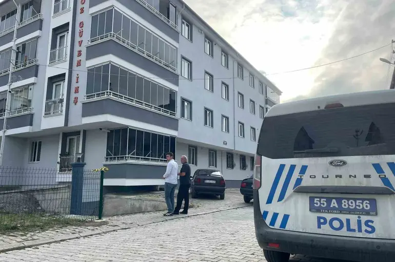 Evinde silahla vurulmuş halde bulundu

