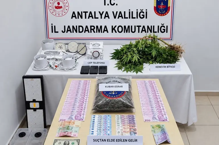 Evinin uyuşturucu imalathanesine çeviren şüpheli gözaltına alındı
