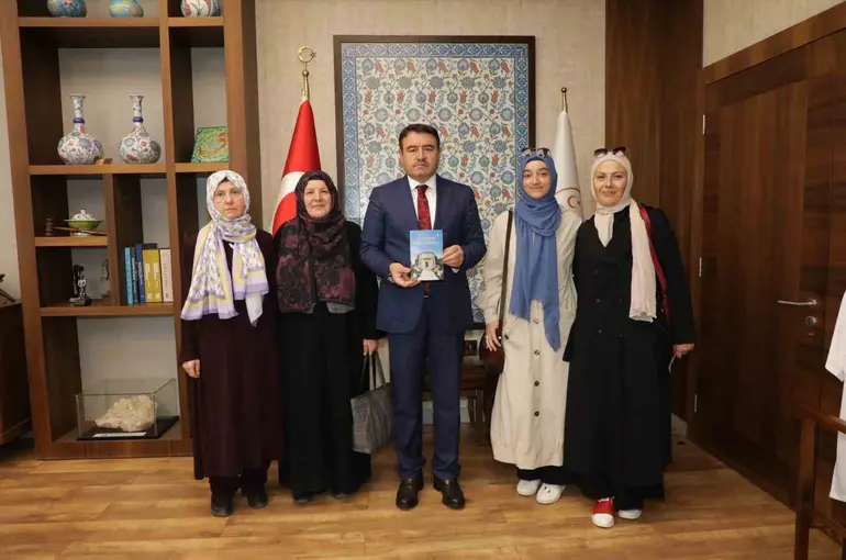 "Evliyalar Şehri Kütahya" kitabı Vali Musa Işın’a takdim edildi
