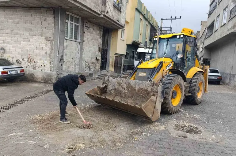 Eyyübiye’de sel sonrası temizlik çalışmaları sürüyor
