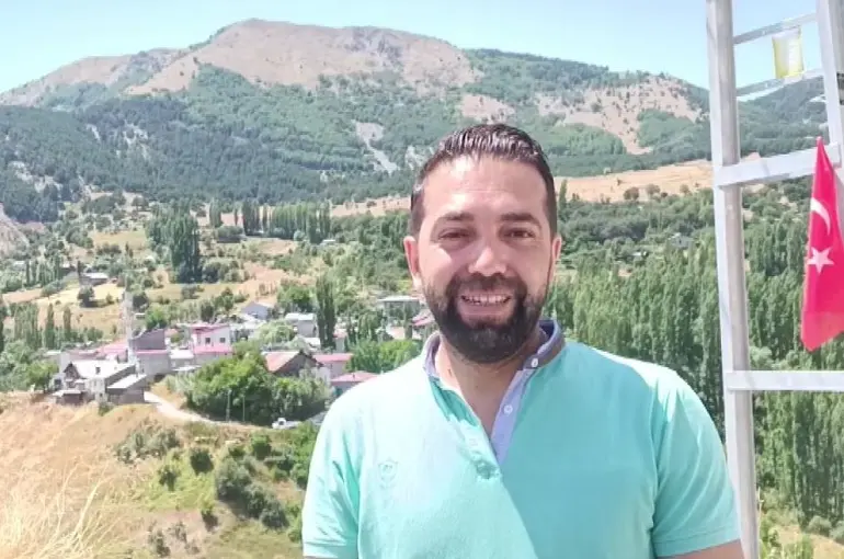 Far ışığını gören dev tavşan kaçtı

