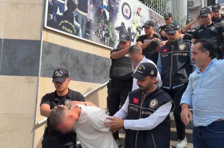 Fatih’te 2 kişinin hayatını kaybettiği silahlı kavgaya ilişkin gözaltına alınan 12 şüpheli adliyeye sevk edildi
