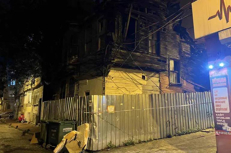 Fatih’te ahşap ve tarihi metruk binada kısmi çökme
