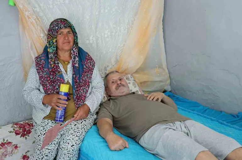 Felçli eşinin rahat etmesi için başında sinek nöbeti tutuyor
