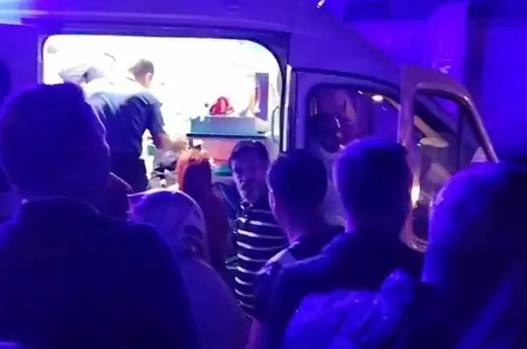 Festival alanındaki led ekran devrildi: 5 yaralı
