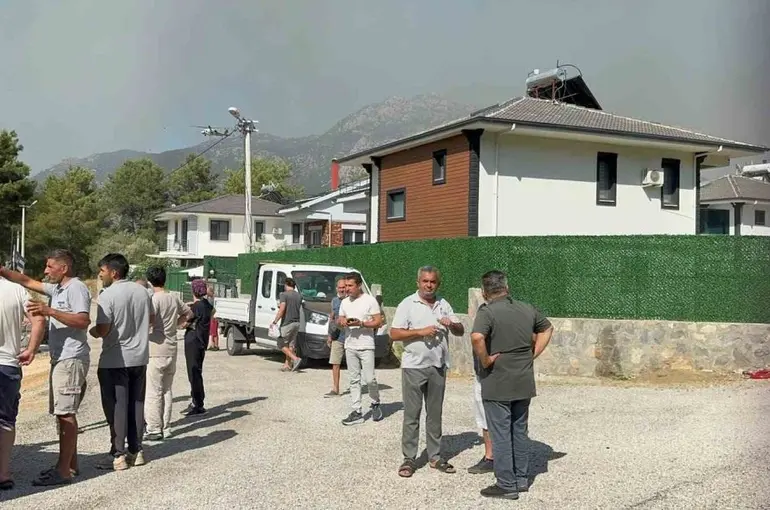 Fethiye Üzümlü’deki yangına yoğun müdahale
