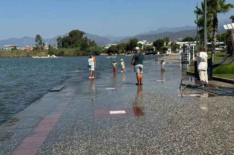 Fethiye’de gelgit nedeniyle deniz suyu yükseldi
