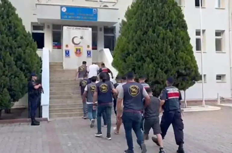 FETÖ tehdidiyle 1 milyon 293 bin lira dolandıran 5 sahte polis yakalandı
