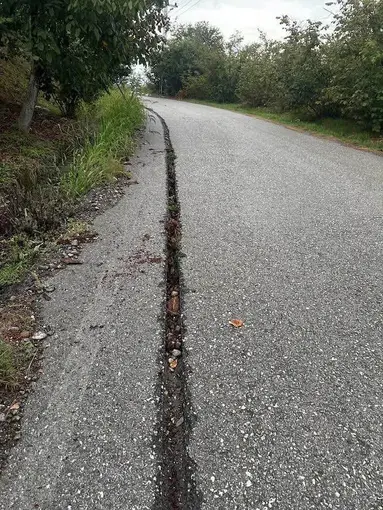 Fiber internet için kazılan yol kapatılmadı, köy sakinleri tepki gösterdi
