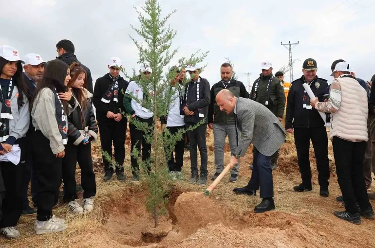 Fidanlar şehitler için toprakla buluştu
