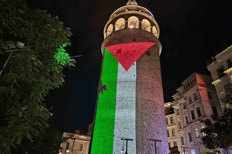 Filistin bayrağı Galata Kulesi’ne yansıtıldı
