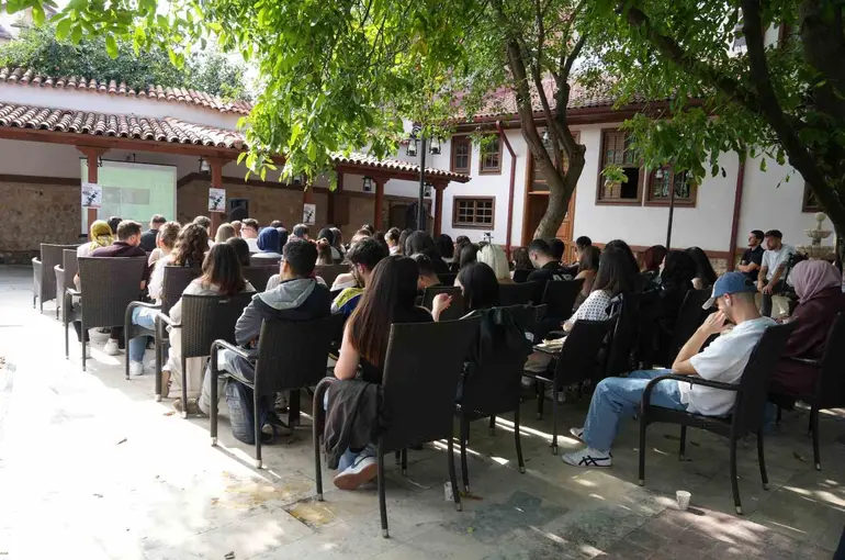 Filistinli akademisyen Gazzeli öğrencilerin zorluklarını anlattı

