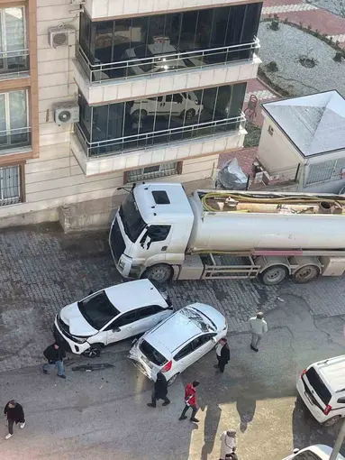 Freni boşalan akaryakıt tankerinin 8 aracı hurdaya çevirdiği anlar güvenlik kamerasında
