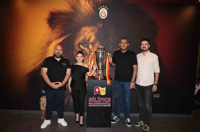 Galatasaray’ın şampiyonluk kupası Silifke’de taraftarlarla buluştu
