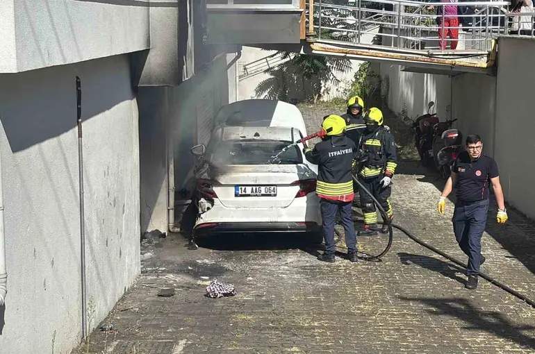 Garajda hava kompresörü yangın çıkarttı, otomobil ve apartman hasar aldı: 3 kişi dumandan etkilendi
