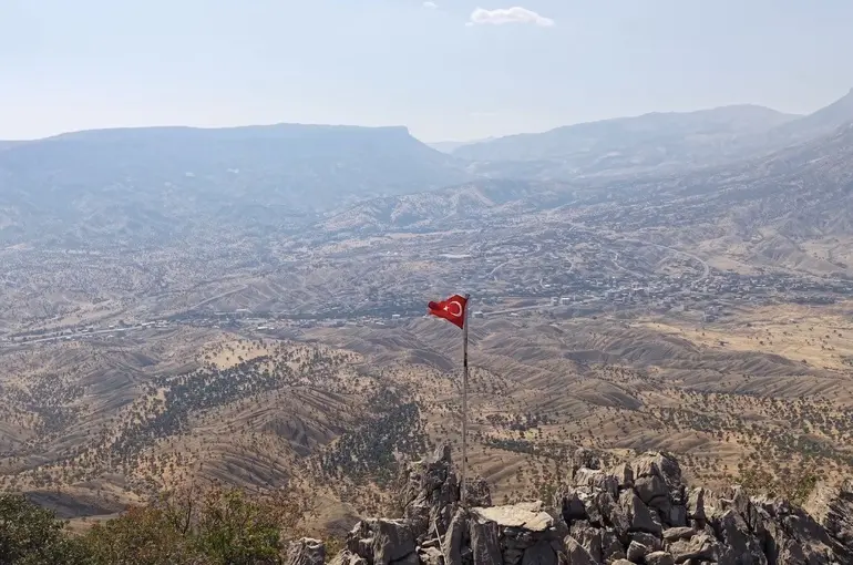 Gazeteci 2 bin rakımdaki Türk bayrağını yeniledi
