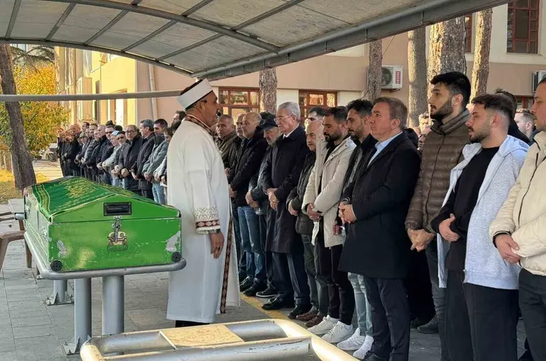 Gazeteci Çetinkaya’nın eşi Esra Çetinkaya son yolculuğuna uğurlandı
