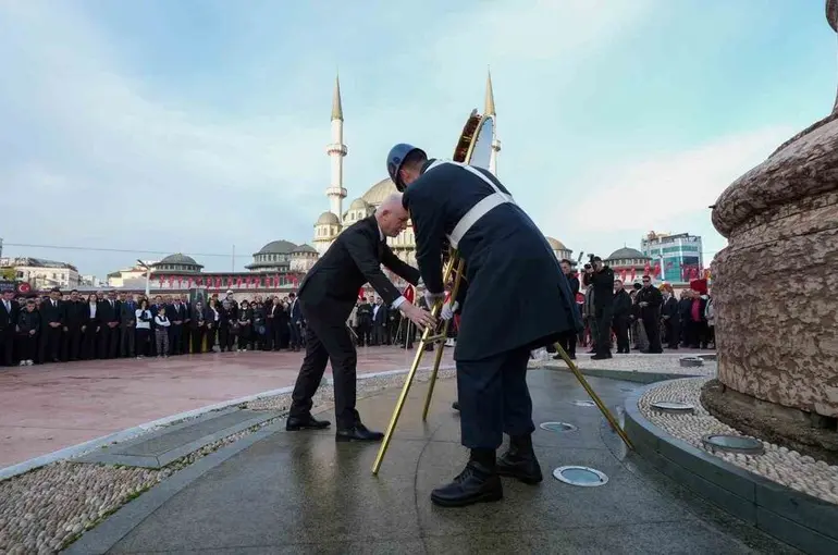 Gazi Mustafa Kemal Atatürk, Taksim Meydanı’nda düzenlenen programla anıldı
