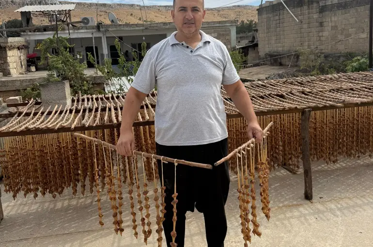 Gaziantep’in yöresel lezzetleri cevizli sucuk ve bastık geleneksel yöntemlerle hazırlanıyor
