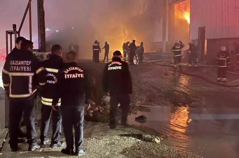 Gaziantep’te mobilya fabrikasında yangın
