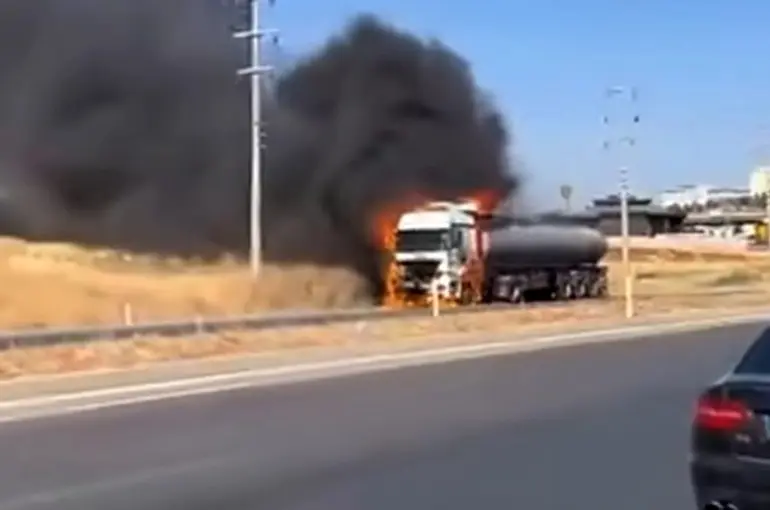 Gaziantep’te seyir halindeki tanker alev alev yandı
