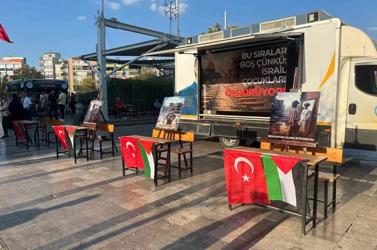 Gazze’deki çocuklar için "Boş Sıralar" etkinliği
