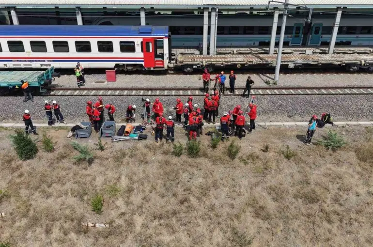 Gebze’de arama kurtarma ekiplerinden tren kazası tatbikatı
