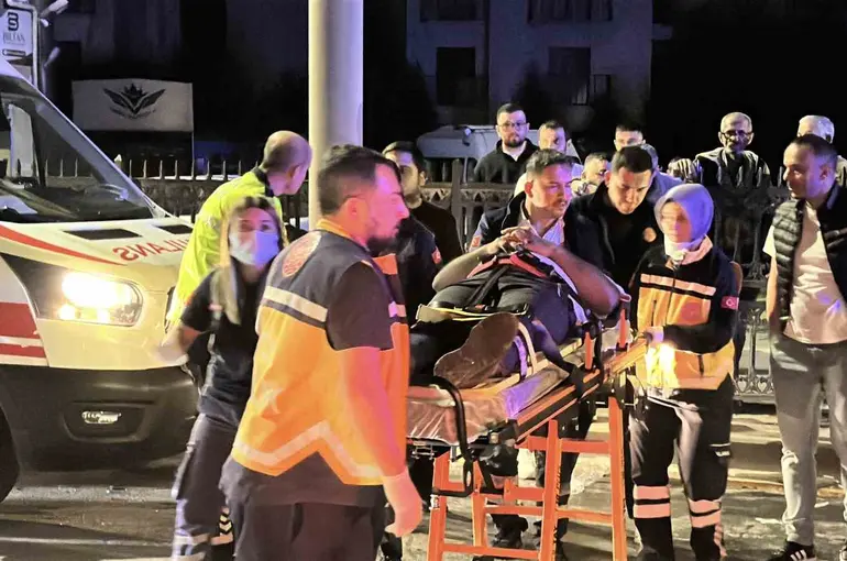 Gece saatlerinde 3 araçlık zincirleme kaza: 4 yaralı
