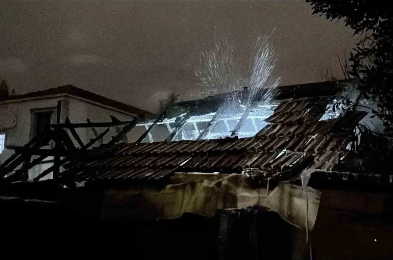 Gece saatlerinde müstakil evde çıkan yangın itfaiye ekiplerince söndürüldü
