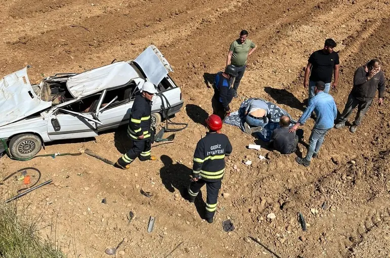 Gediz’de otomobil tarlaya uçtu, 2 yaralı
