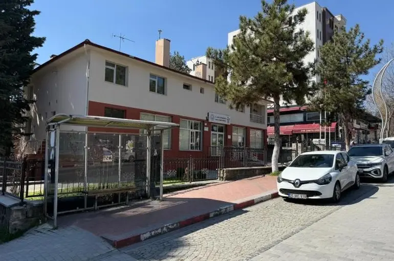 Gediz’de şehrin kalbindeki bina belediyeye kazandırıldı

