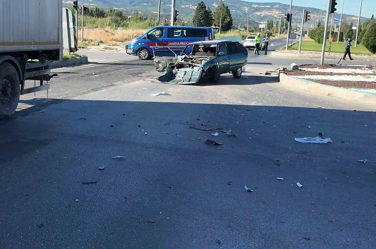 Gediz’de tır ile otomobilin karıştığı trafik kazasında 2 kişi yaralandı
