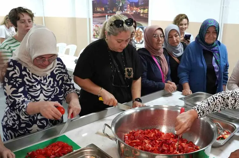 Geleneksel tarhana atölyesine yoğun ilgi
