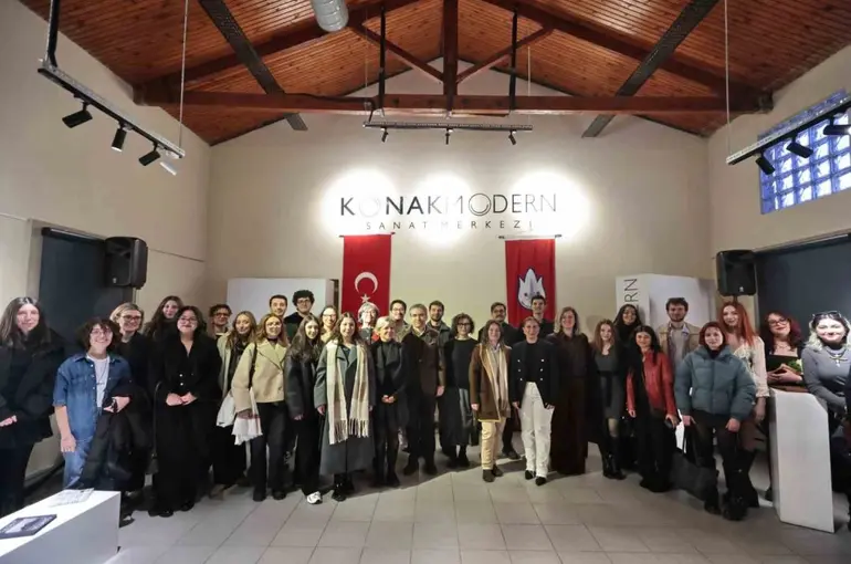 Genç iletişimcilerden çok katmanlı bir sergi

