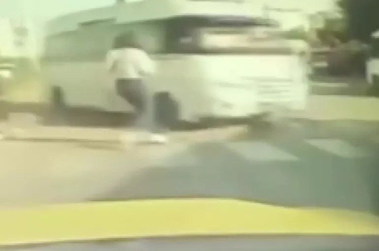 Genç kız ezilmekten son anda kurtuldu
