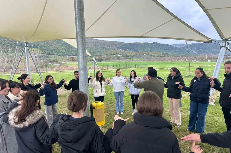 Gençler iklim krizini doğada ele aldı
