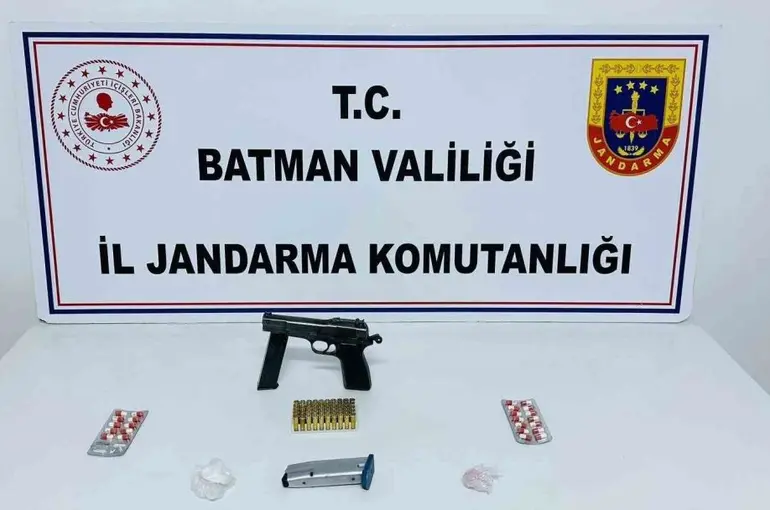 Gercüş ve Hasankeyf’te kaçakçılıkla mücadele: Silah ve kaçak malzeme ele geçirildi
