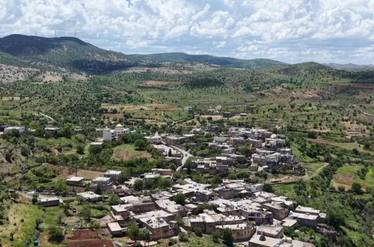Gercüş’te bahar mesaisi: Şafak vaktiyle çiftçiler tarlalara akın ediyor
