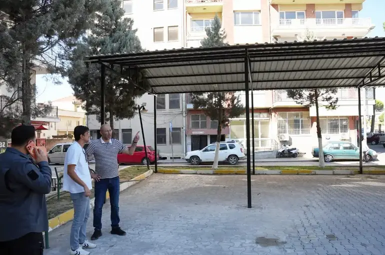 Germencik’te minibüs durağına gölgelik tente uygulaması

