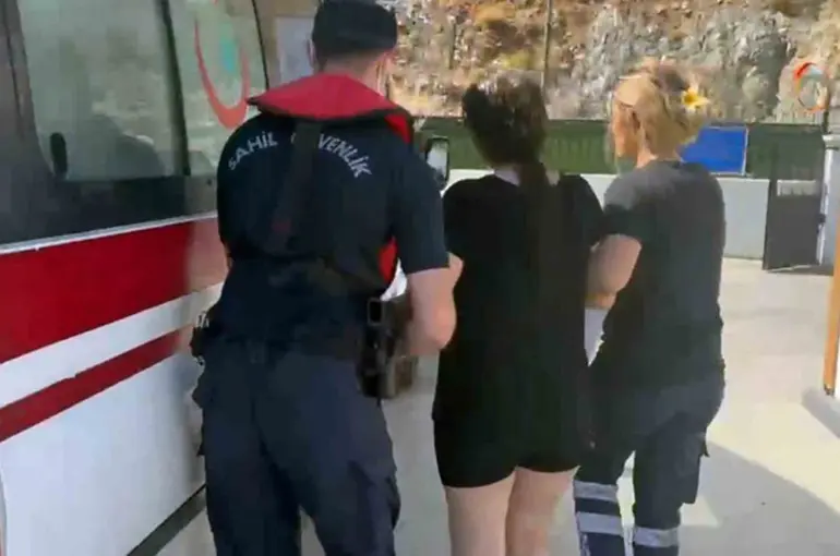 Gezi teknesinde rahatsızlanan vatandaş karaya tahliyesi yapıldı

