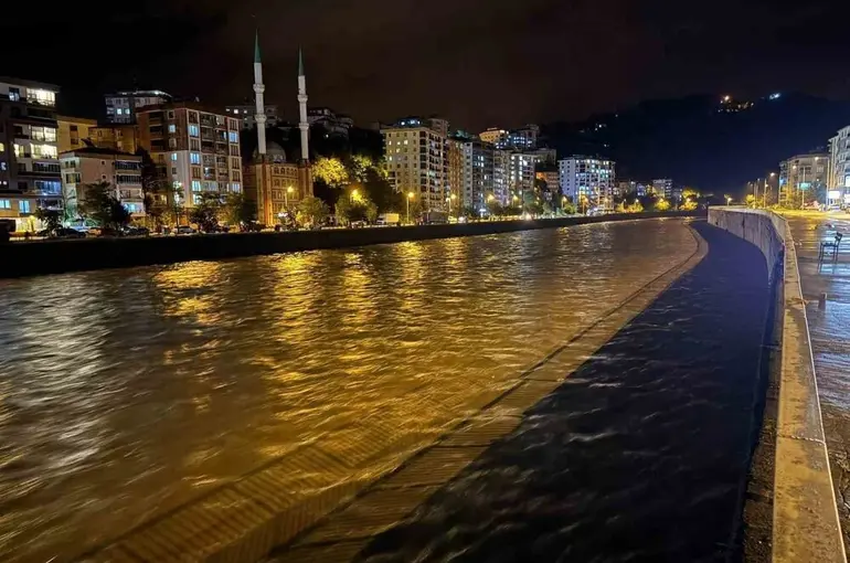 Giresun’da sağanak yağış hayatı olumsuz etkiledi
