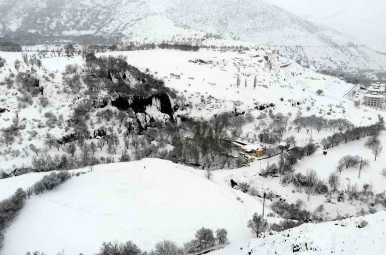 Girlevik Şelalesi’nde kar kalınlığı 20 santimetreye ulaştı
