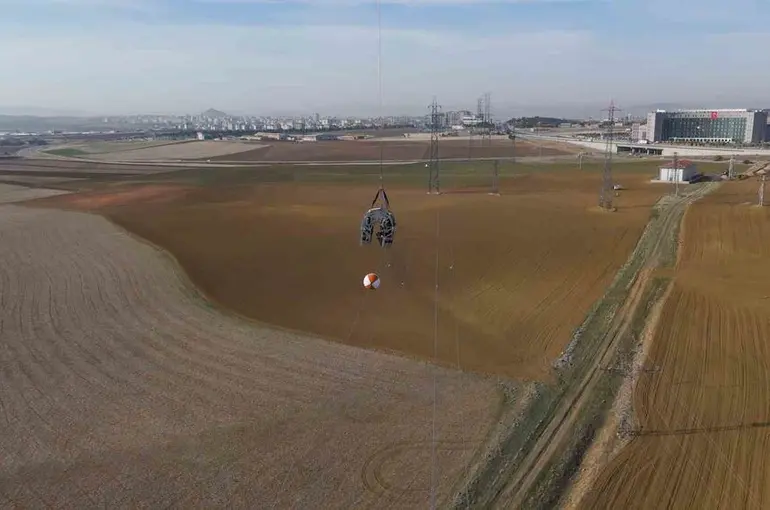 Gökyüzünde zorlu mesai: TEİAŞ ekipleri hatları helikopterle bakımdan geçiriyor
