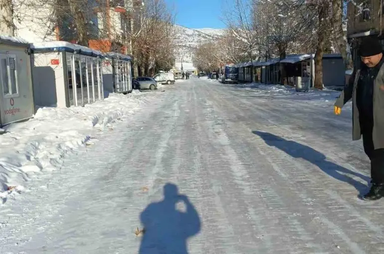 Gölbaşı’nda yollar buz pistine döndü
