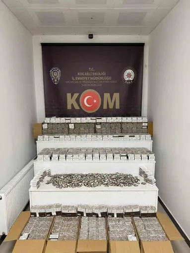 Gölcük’te bin 912 bandrol ile 206 bin 300 makaron ele geçirildi
